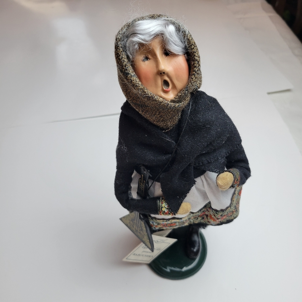 Byers Choice Caroler Baboushka 2001 Russian Christmas Legend Balalaika